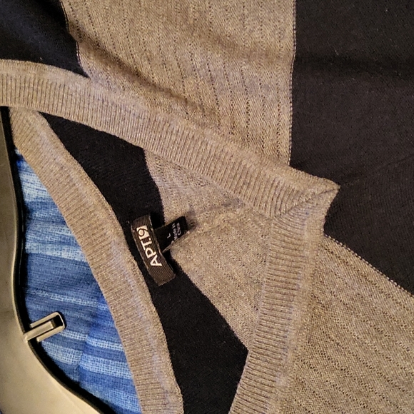 Top - Picture 2 of 2